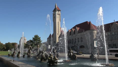 Missouri-St-Louis-fountain-and-Union-Station-s
