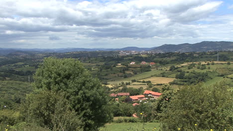 Spanien-Asturien-Landschaft-Rote-Fliesen-Dorf-1-C
