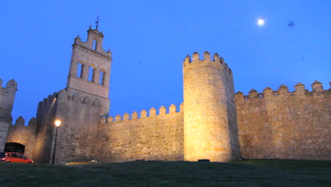 Spanien-Avila-Tor-Und-Mauern-Mit-Mond