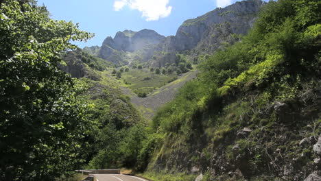 Spain-Cantabrians-landslide-v-shape-4-c