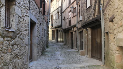 Spain-La-Alberca-narrow-street-2