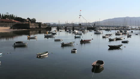 Spanien-Galizien-Baiona-Viele-Boote-Burgmauer-2