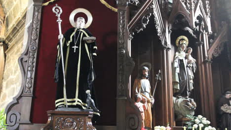 Spanien-Galicien-Heilige-In-Der-Kirche-1a