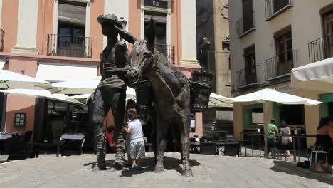 Spain-Granada-statue-with-girls