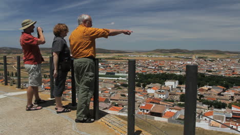 Spain-Castile-tourists-at-Consuegra-lookout