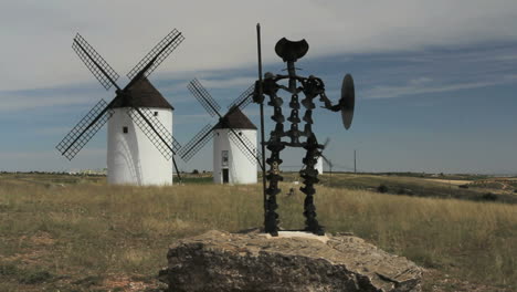 Spanien-Mota-Del-Cuervo-Windmühlen-Mit-Statue