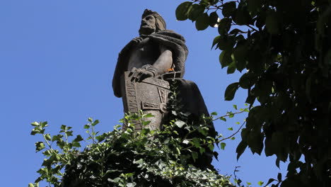 Estatua-Del-Rey-Santiago