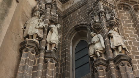 Toledo-figures-on-San-Juan-de-los-Reyes-church