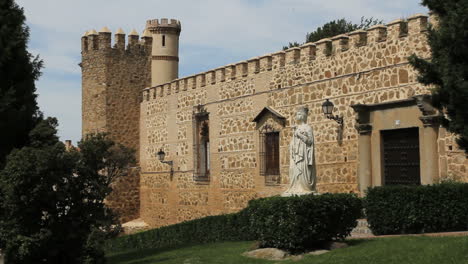 Toledo-statue-of-Isabella-2