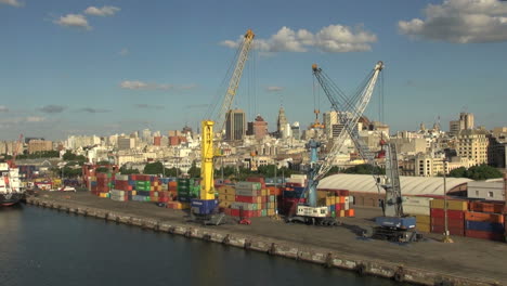 Uruguay-Montevideo-Bunte-Frachtcontainer-Und-Kräne-3