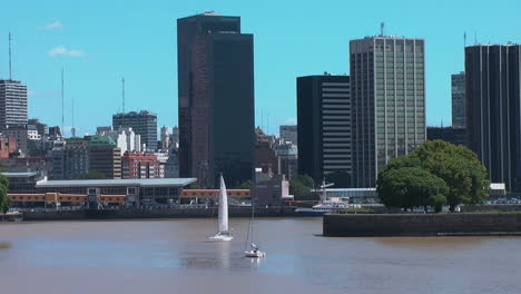 Hafen-Von-Buenos-Aires-Mit-Segelboot