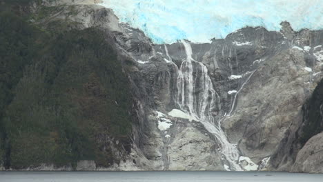 Patagonien-Beagle-Kanal-Gletschergasse-Wasserfall-S2c