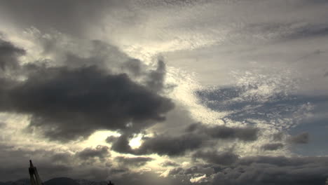 Argentina-Ushuaia-Nubes-Oscuras-Pasan-Sobre-La-Torre-Timelapse