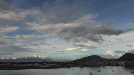 Ushuaia-Argentinien-Himmel-Mit-Wolken-über-Dem-Hafen