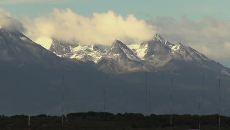 Argentinien-Ushuaia-Wolke-Zwischen-Berggipfeln