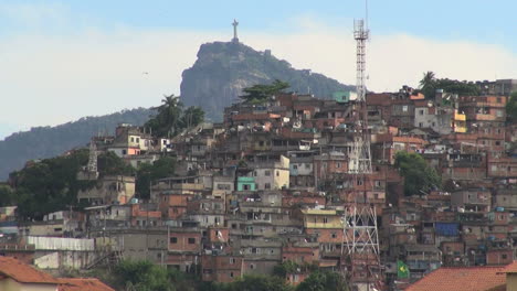Rio-Favela-Und-Corcovado-In-Der-Ferne-S