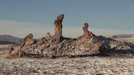 Atacama-Valle-de-la-Luna-formations-with-salt