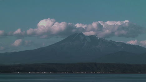Puerto-Montt-volcano-zooms-in-p3