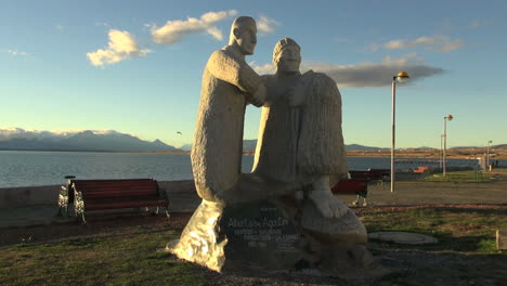 Patagonia-Puerto-Natales-Estatua-S