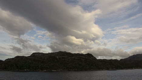 Estrecho-De-Magallanes-Con-Nube