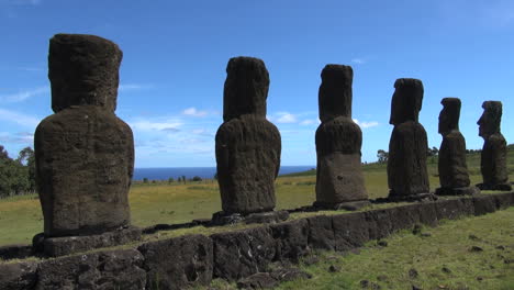 Easter-Island-Ahu-Akivi-backs-and-ocean-between-3a