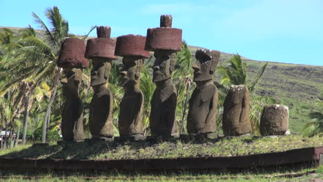 Easter-Island-Anakena-Ahu-Nau-Nau-four-red-hats-15