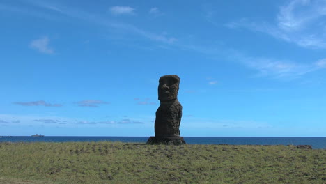 Easter-Island-Ahu-Hanga-Kio'e-moai-head-zoom-out-2b