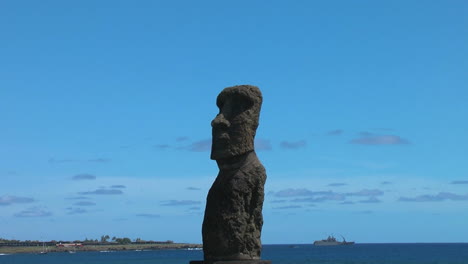 Isla-De-Pascua-Ahu-Hanga-Kio&#39;e-Moai-En-Bahía-Zoom-In-2a