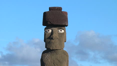 Osterinsel-Ahu-Ko-Te-Riku-Moai-Kopf-W-Vorbeiziehende-Wolken-4