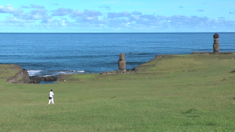 Isla-De-Pascua-Complejo-Tahai-Zoom-A-Tahai-Moai-Erosionado-Cerca-Del-Mar-Azul-12a