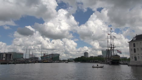 Niederlande-Amsterdam-Boot-überquert-Den-Kanal-Vor-Der-Galeone