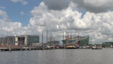 Niederlande-Amsterdam-Gebäude-Und-Museum-über-Den-Kanal