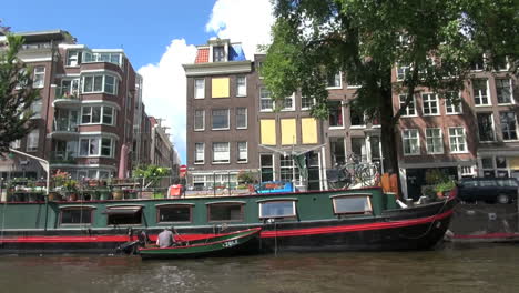 Niederlande-Amsterdam-Vorbei-An-Gut-Eingerichtetem-Hausboot