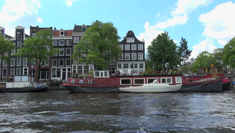 Netherlands-Amsterdam-houseboats-and-gabled-houses-pass