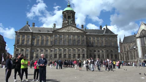 Niederlande-Amsterdam-Menschenmenge-Auf-Dem-Dam-Platz-Vor-Dem-Palast