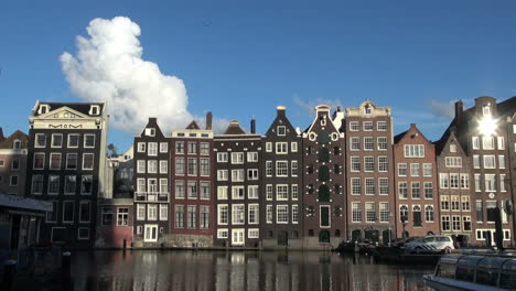Amsterdam-Häuser-Am-Wasser-Mit-Wolke