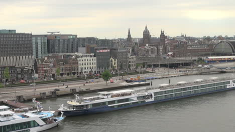 Amsterdam-Schaut-Nach-Unten,-Während-Es-An-Einem-Flussboot-Vorbeigeht