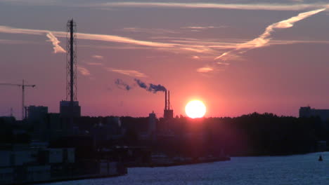 Amsterdam-Dämmerungssonne-über-Dem-Horizont