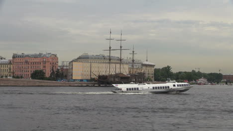 \St-Petersburg-Neva-River-three-masted-cafe