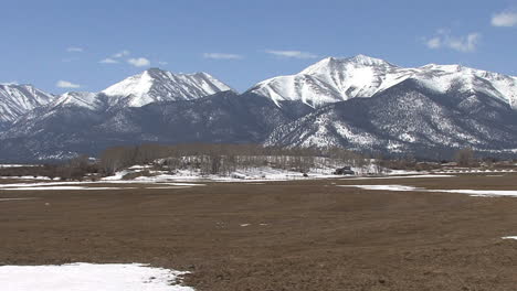 Colorado-Sawatch-Range-view-with-blue-sky
