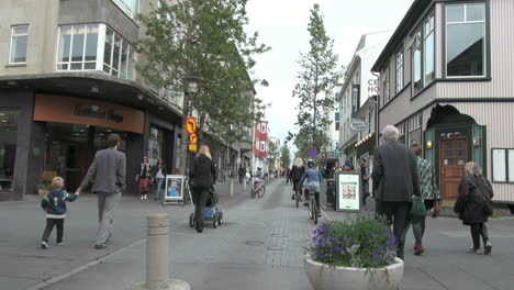 Islandia-Reykjavik-Street-Scene-Con-Bicicletas