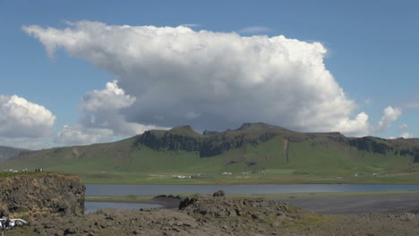 Islandia-Dyrholaey-Nubes-Sobre-Montaña