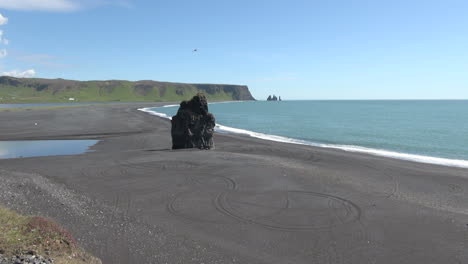 Iceland-Dyrholaey-beach-&-sea-stack