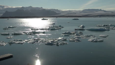 Island-Jokulsarlon-Eisschollen-Sonne-Auf-Dem-Wasser