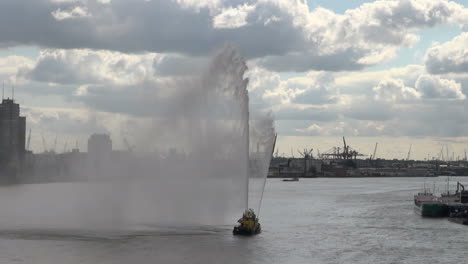 Niederlande-Rotterdam-Geysir-Und-Nebel-Vom-Feuerlöschboot-Auf-Maas