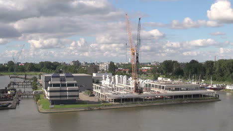 Niederlande-Rotterdam-Zwei-Kräne-überragen-Die-Werftinsel