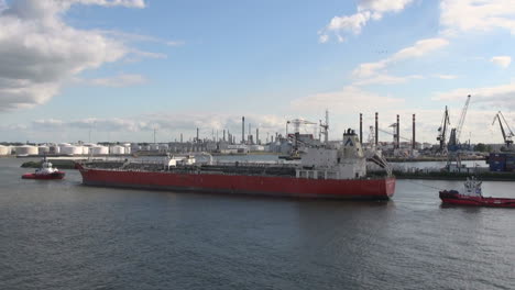 Niederlande-Rotterdam-Raffinerie-Red-Barge-Mit-Zwei-Schleppern-15