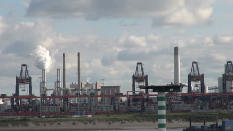 Niederlande-Rotterdam-Raffinerie-Vorbei-An-Räucherschornstein