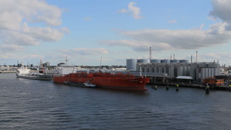Niederlande-Rotterdam-Vorbei-An-Rotem-Schiff-Und-Raffinerie-2