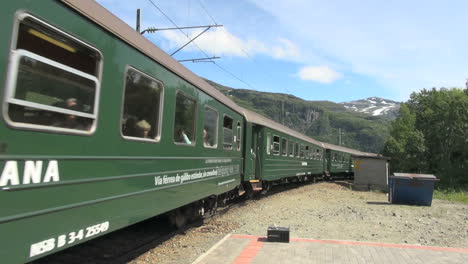 Norway-Flam-train-comes-s